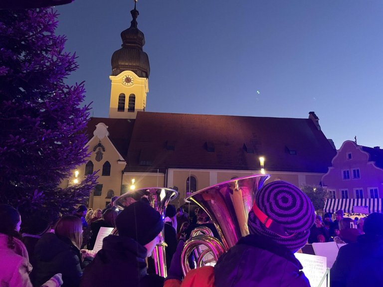 Grossansicht in neuem Fenster: Illumination Saphira Tanzstudio Grossansicht in neuem Fenster: Illumination Saphira Tanzstudio