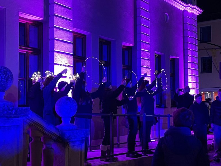 Grossansicht in neuem Fenster: Illumination Saphira Tanzstudio Grossansicht in neuem Fenster: Illumination Saphira Tanzstudio