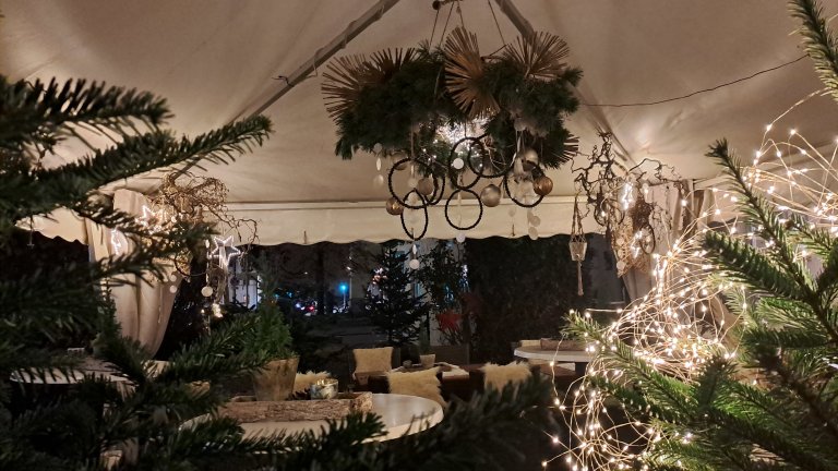 Grossansicht in neuem Fenster: Wintergastronomie Schlosshof Grossansicht in neuem Fenster: Wintergastronomie Schlosshof